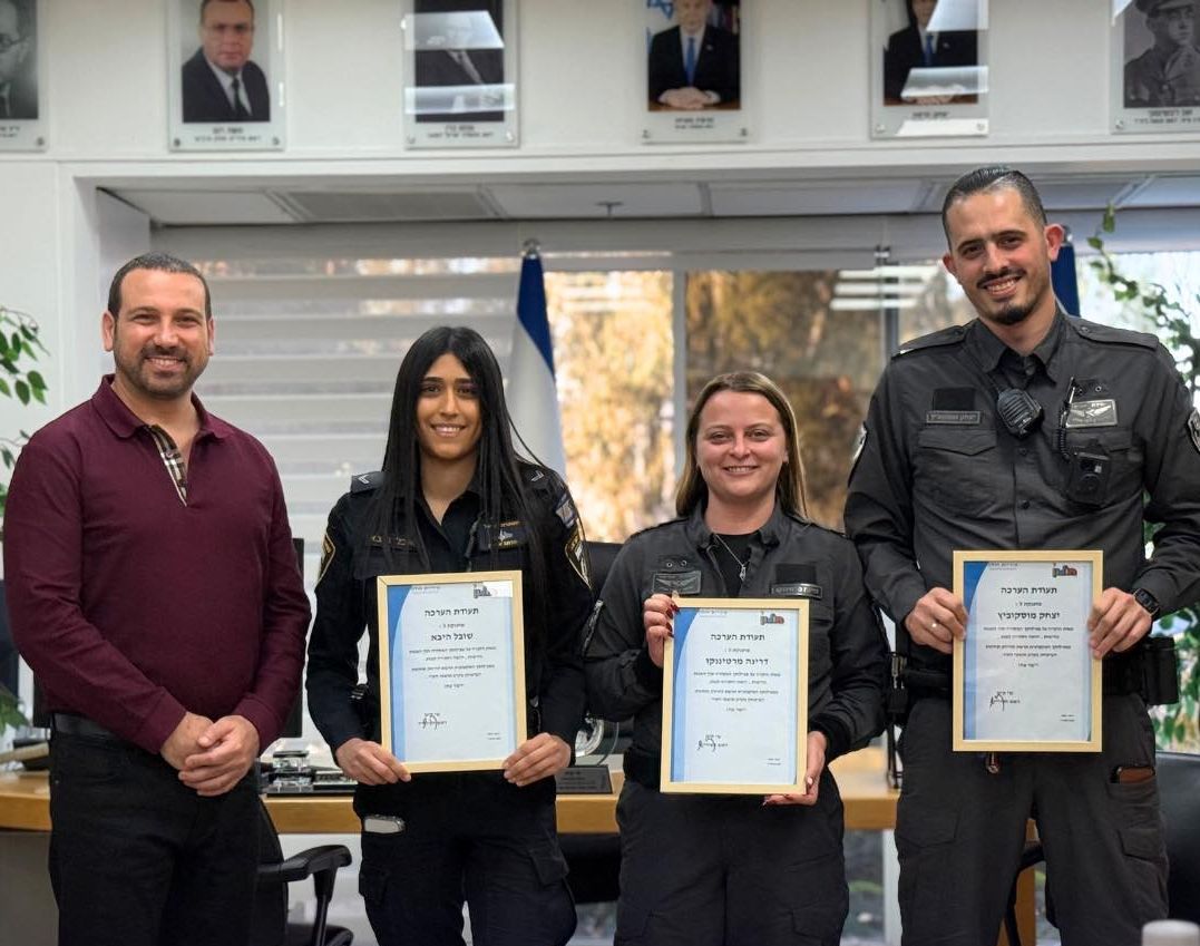 ראש עיריית חולון העניק תעודות הערכה ל-3 אנשי כוחות משטרה מקומיים