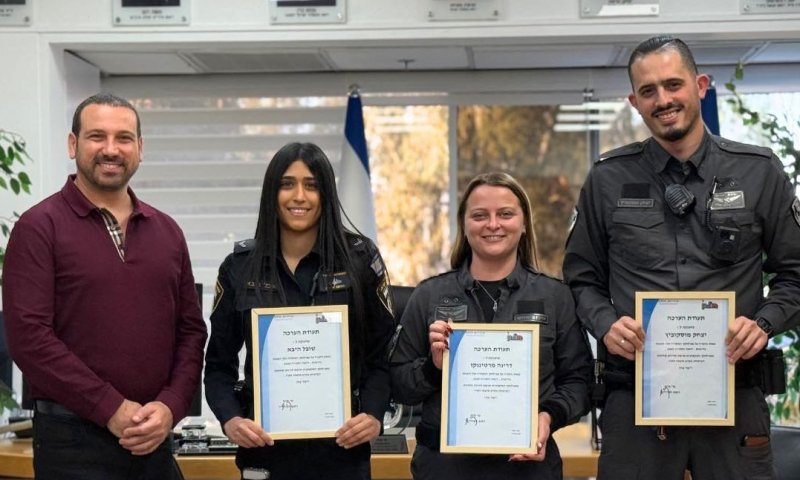 ראש עיריית חולון העניק תעודות הערכה ל-3 אנשי כוחות משטרה מקומיים