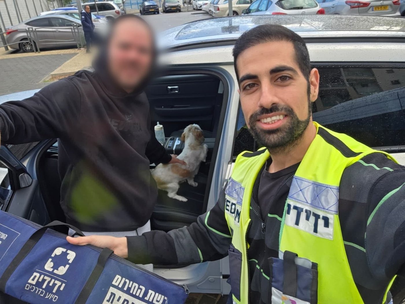 כלבה ננעלה ברכב בחולון לעיני בעליה