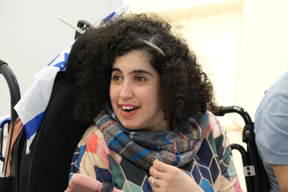 נטלי מראשון לציון המתמודדת עם שיתוק מוחין, לומדת לצד מורים למוזיקה בקורס פורץ דרך