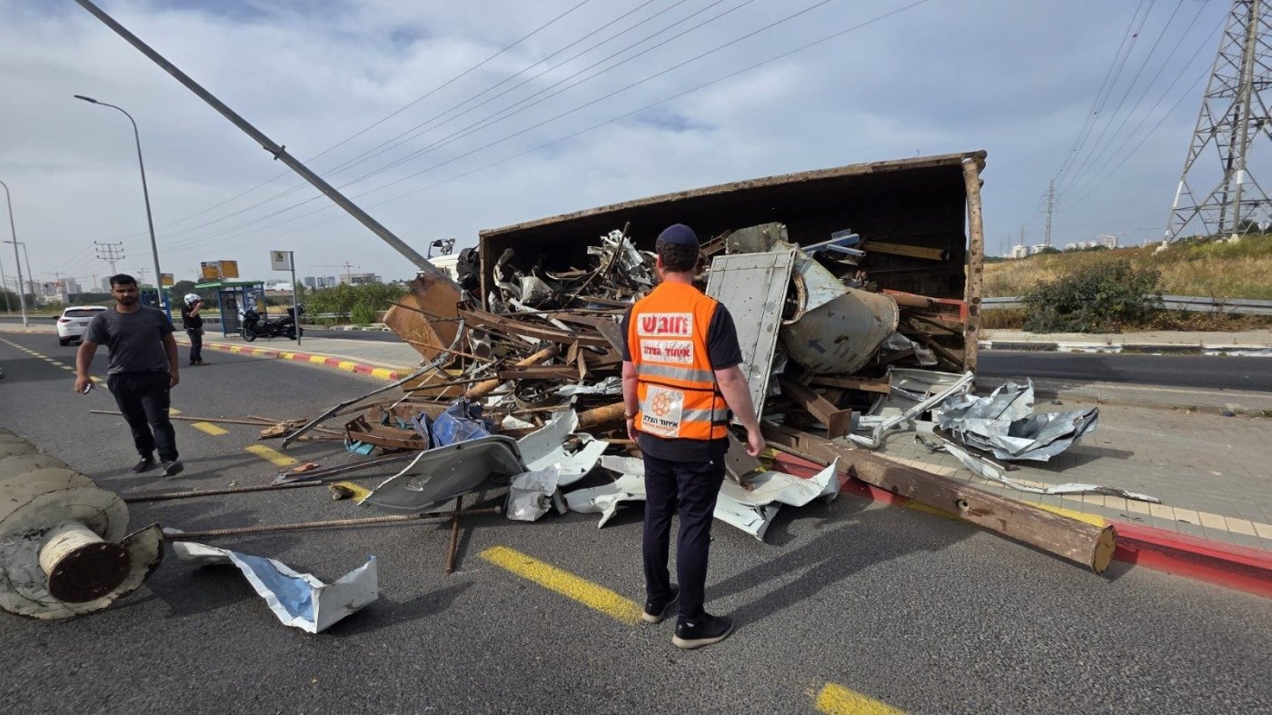 בן שנתיים נפצע בתאונה בראשון לציון ומשאית התהפכה בתאונה נוספת