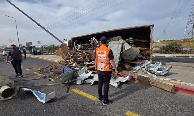 בן שנתיים נפצע בתאונה בראשון לציון ומשאית התהפכה בתאונה נוספת