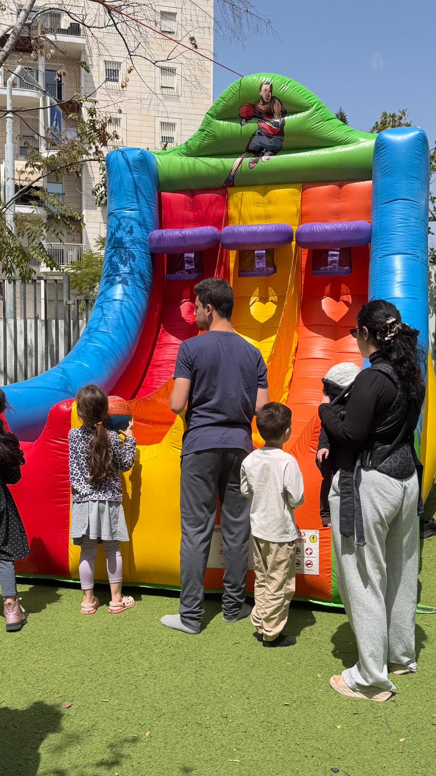 אלפי חוגגים (בקפסולות), 100 אטרקציות וחג אחד מלא חוויות: משפחות רבות ברחובות נהנו מחגיגת פעילויות עשירה הכוללת מופעים, הצגות, מתחמי מדע ועוד