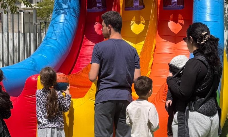 אלפי חוגגים (בקפסולות), 100 אטרקציות וחג אחד מלא חוויות: משפחות רבות ברחובות נהנו מחגיגת פעילויות עשירה הכוללת מופעים, הצגות, מתחמי מדע ועוד