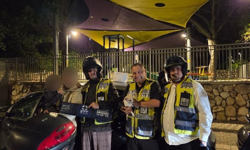 תינוק ננעל ברכב בשכונת קריית שרת