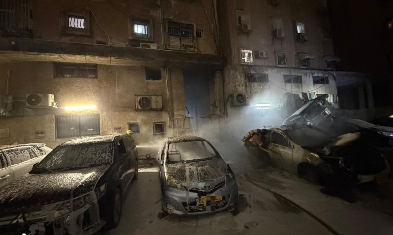 רסיסי יירוט גרמו לשריפה במרכז חולון. שניים נפצעו קל