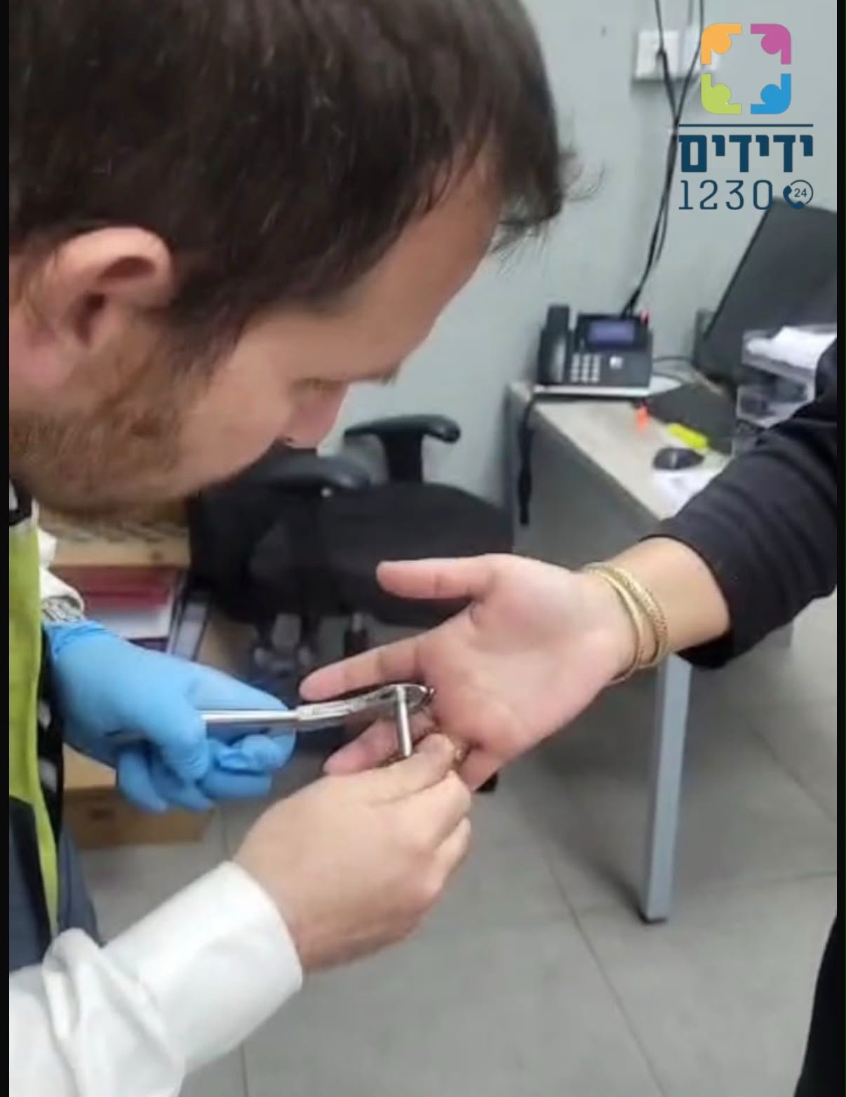 מתנדב ידידים נחלץ לעזרת מורה שנקלעה למצוקה בבית ספר בבת ים