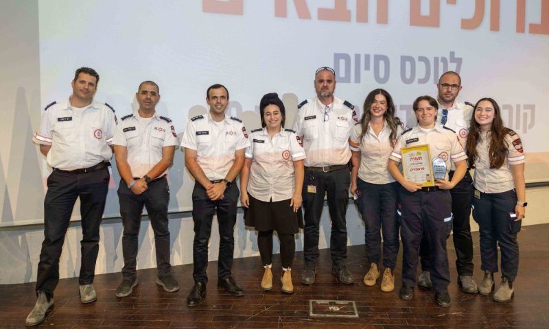 מפגש מרגש של תושב חולון עם הפראמדיקים שהצילו את חייו