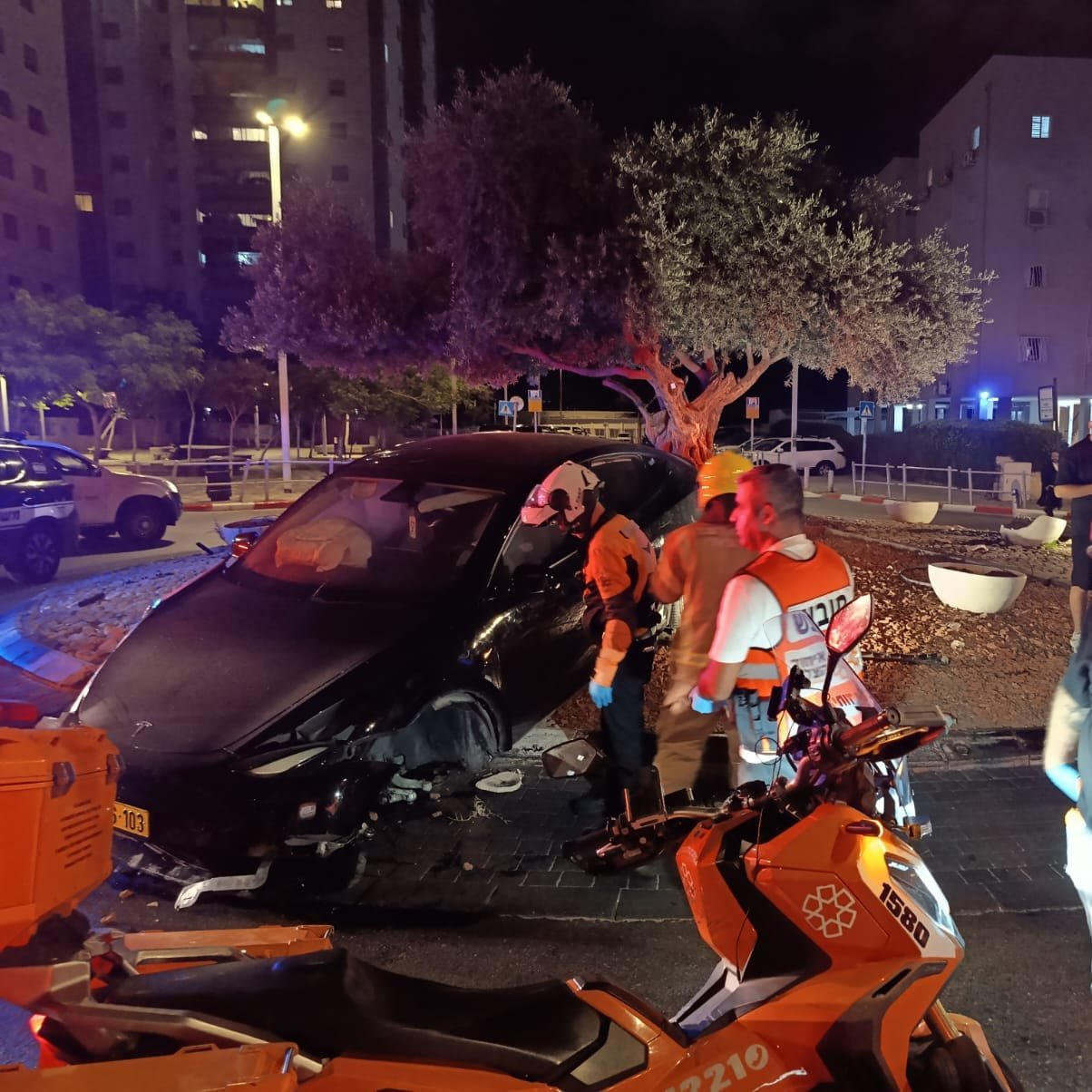 3 נפגעים בתאונה ובשריפה בבת ים