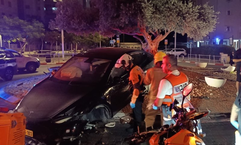 3 נפגעים בתאונה ובשריפה בבת ים