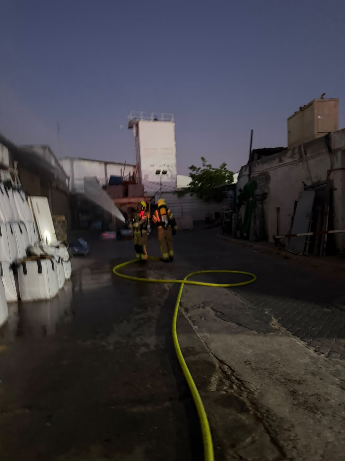 לפנות בוקר, שריפה באזור התעשייה בחולון