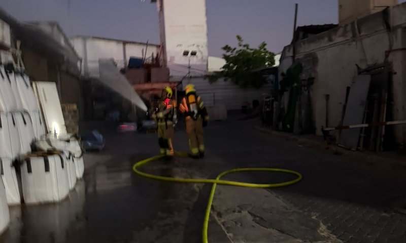 לפנות בוקר, שריפה באזור התעשייה בחולון