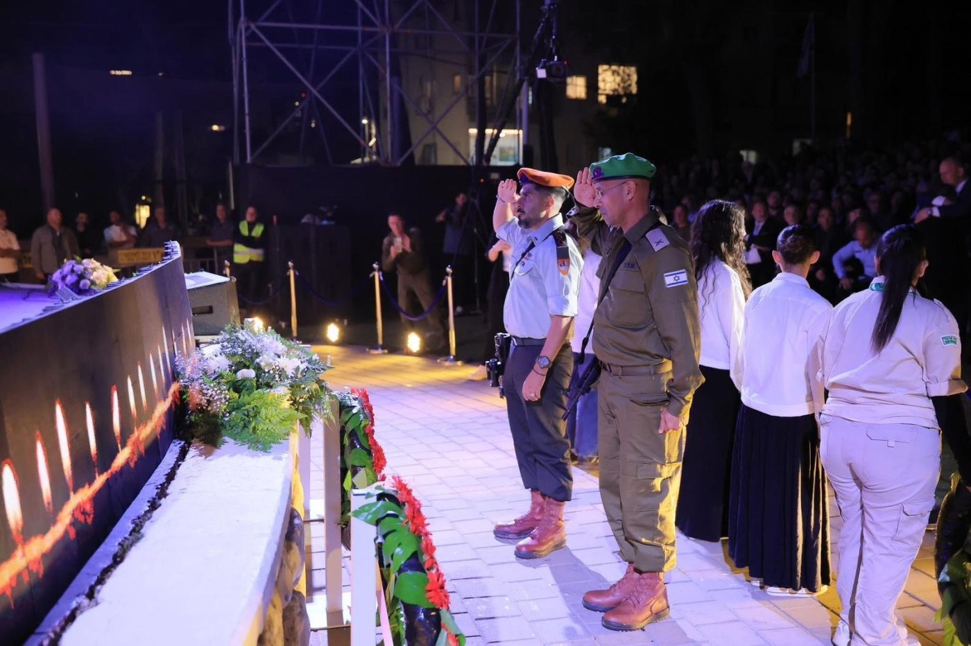 מצדיעים וזוכרים: אלפים הגיעו לחלוק כבוד לנופלים בעצרת הזיכרון המרכזית ואירוע ״שרים לזכרם״ בבת-ים   