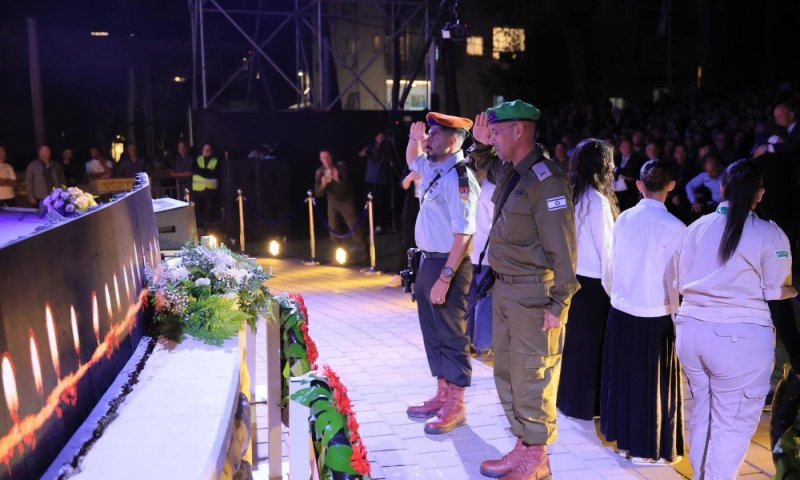 מצדיעים וזוכרים: אלפים הגיעו לחלוק כבוד לנופלים בעצרת הזיכרון המרכזית ואירוע ״שרים לזכרם״ בבת-ים   