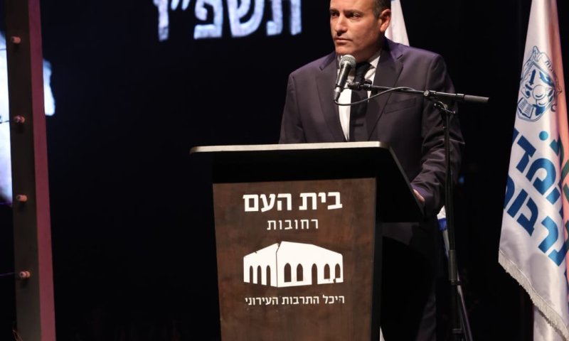 רחובות מתייחדת עם זכר הנספים: מאות תושבות ותושבים ושורדי שואה השתתפו בטקס המרכזי