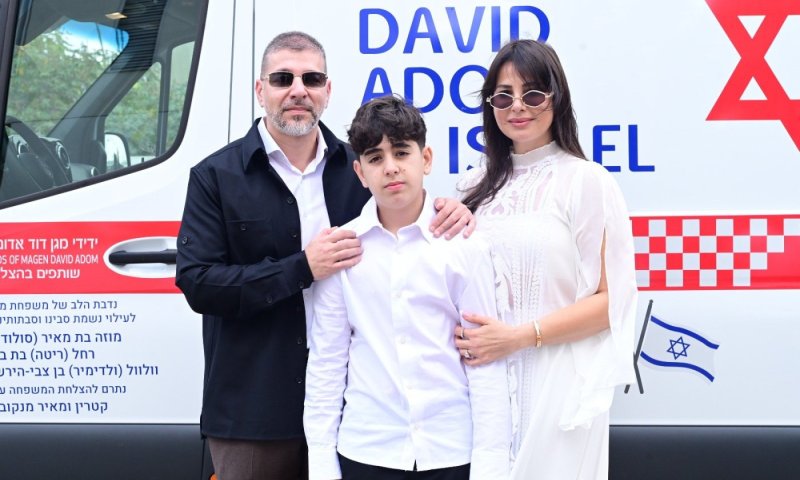 ערבות הדדית תחת אש: משפחת מנקוביצקי תורמת אמבולנס למד"א בראשון לציון