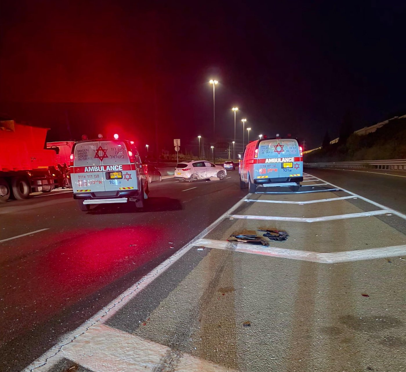 שני צעירים נפצעו בתאונה בין משאית ורכבים בכניסה לראשון לציון
