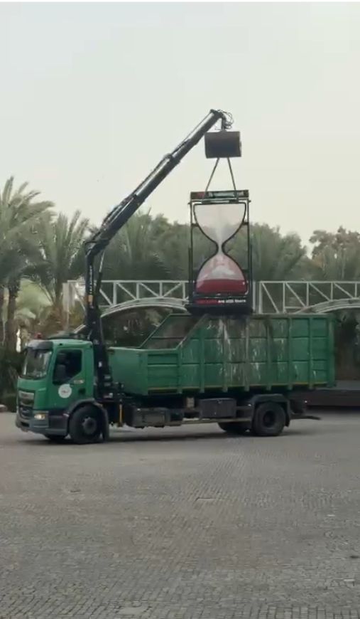 הוסר שעון החול הצהוב מרחבת עיריית ראשון לציון
