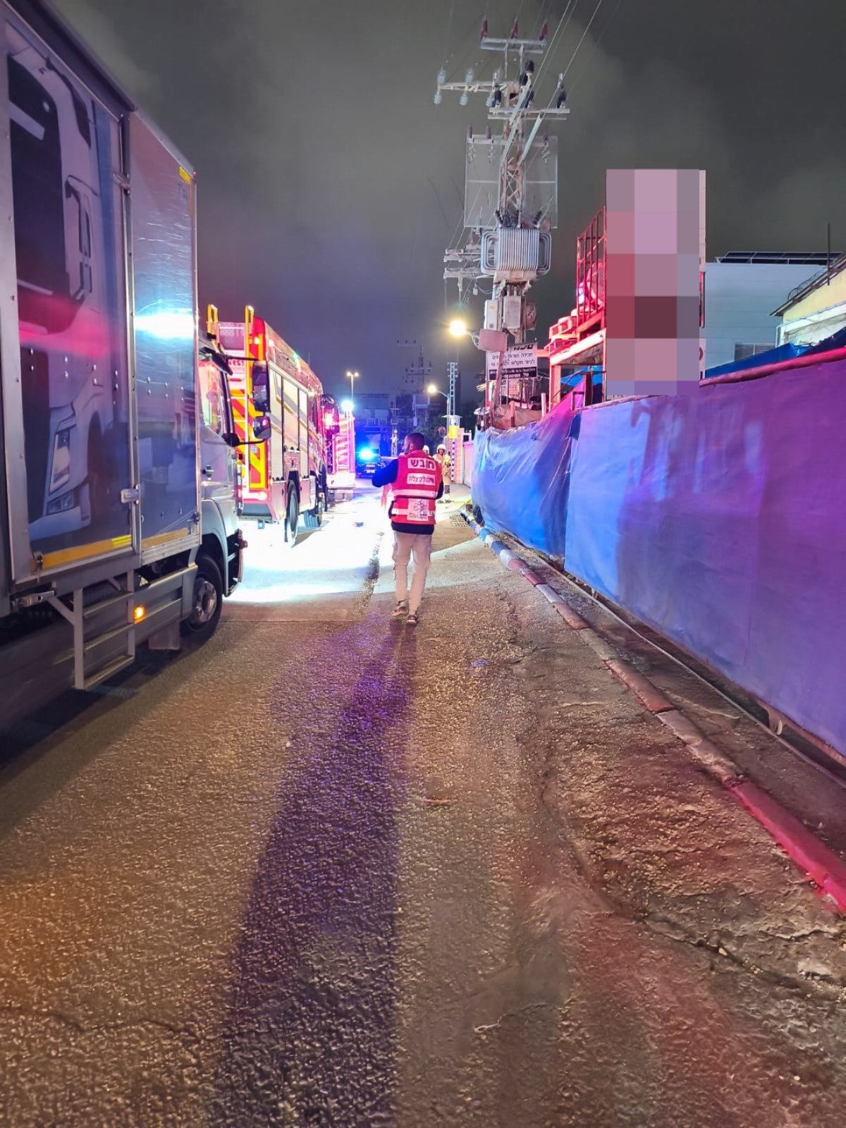 שריפה עם לכודים באזור התעשייה בחולון