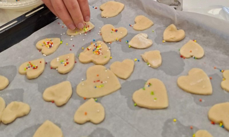 תלמידים על הרצף האוטיסטי, הכינו וחילקו עוגיות בבית ספר 'שקמים' בראשון לציון