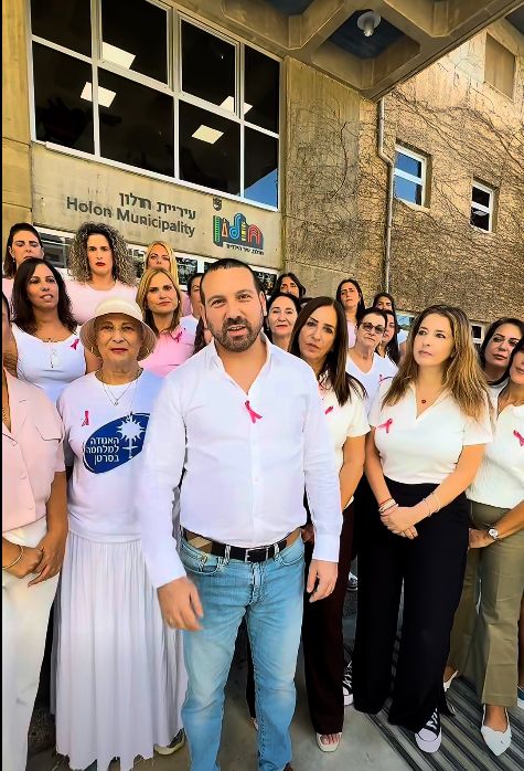 חודש המודעות לסרטן השד: חולון נצבעת בוורוד למען החיים