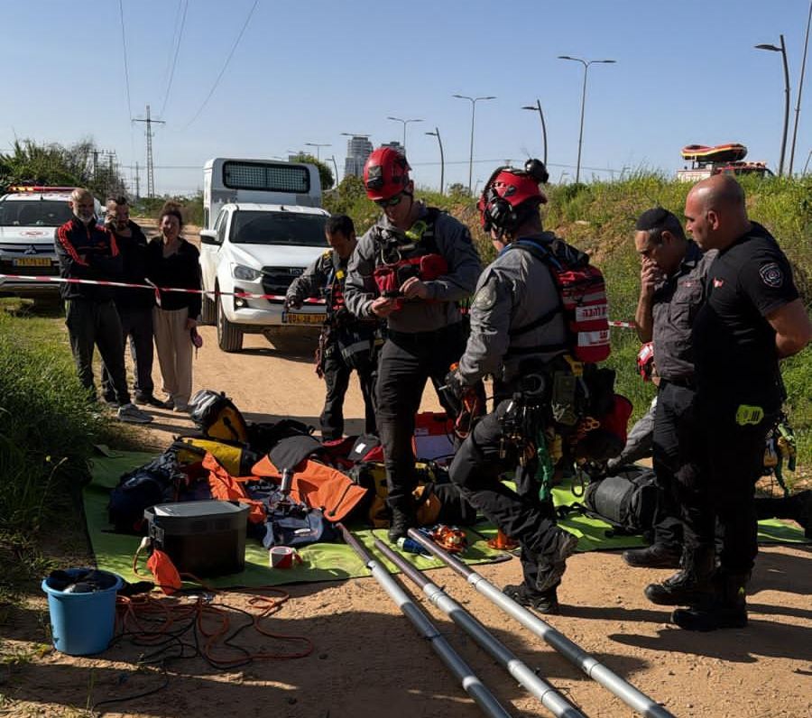 כלבה נפלה לבור רווי גזים רעילים בעומק של כ-10 מטרים בראשון לציון