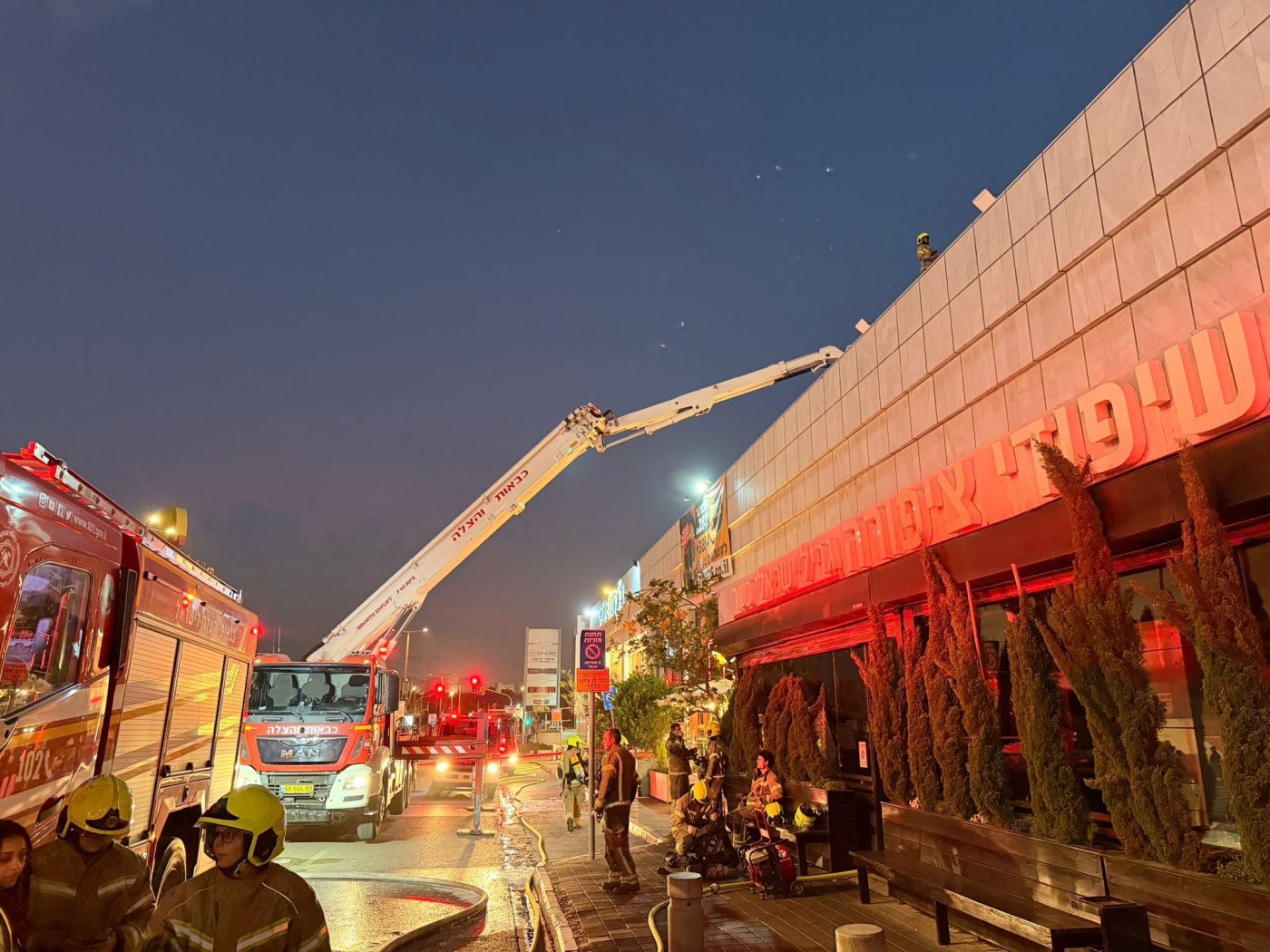 לוחמי האש השתלטו על השריפה במסעדה בראשון לציון