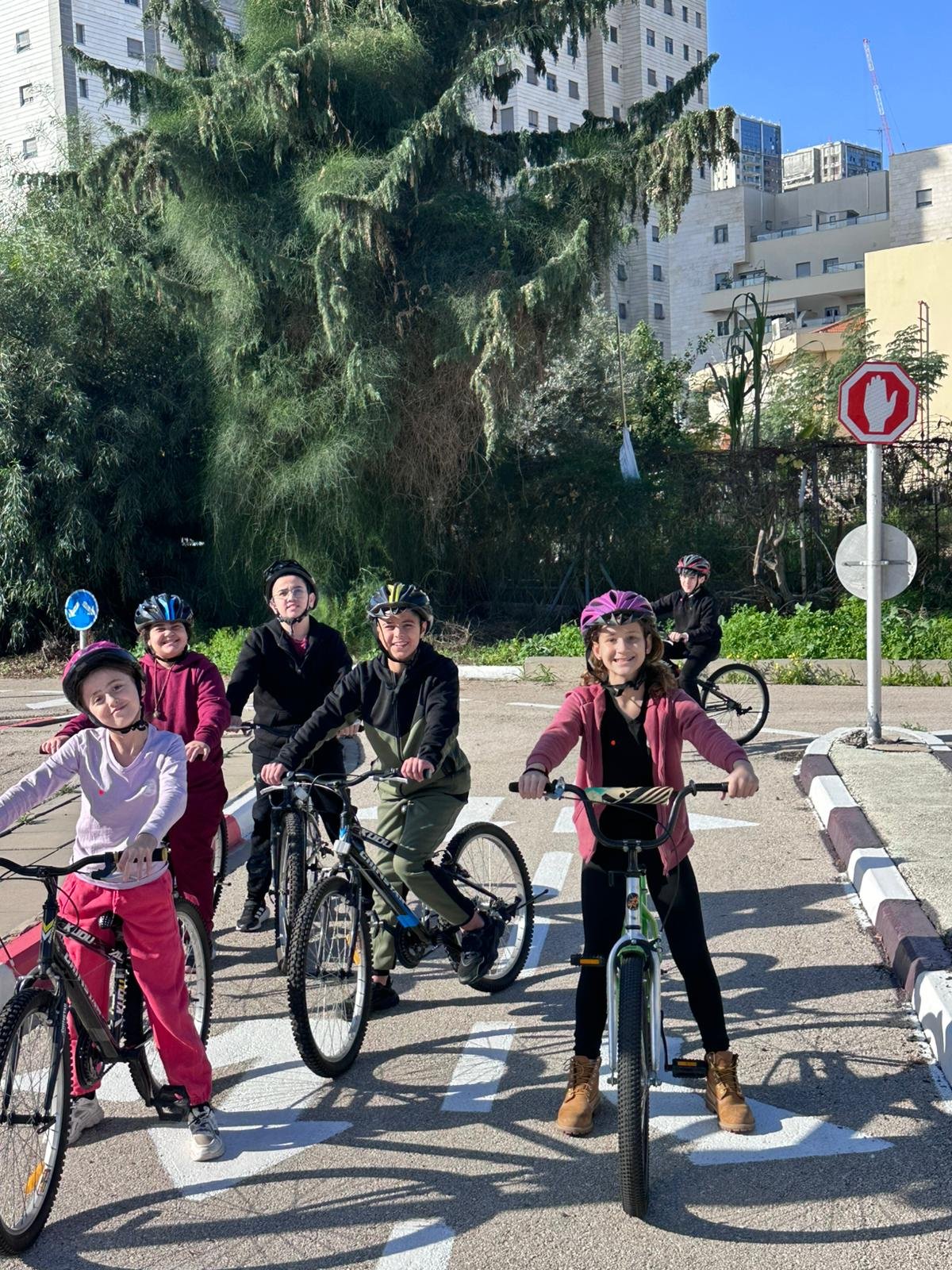 המרכז לבטיחות בדרכים בת-ים, בי'ס יגאל אלון