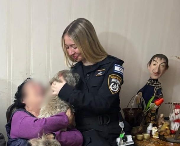 הכלב שאבד נמצא בטיילת בת ים והוחזר אל הבעלים הנרגשת