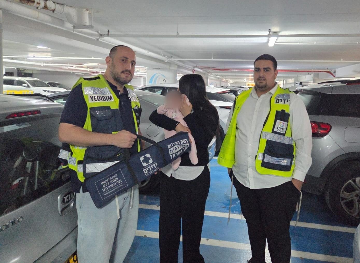 פעוטה ננעלה ברכב בחניון בחולון