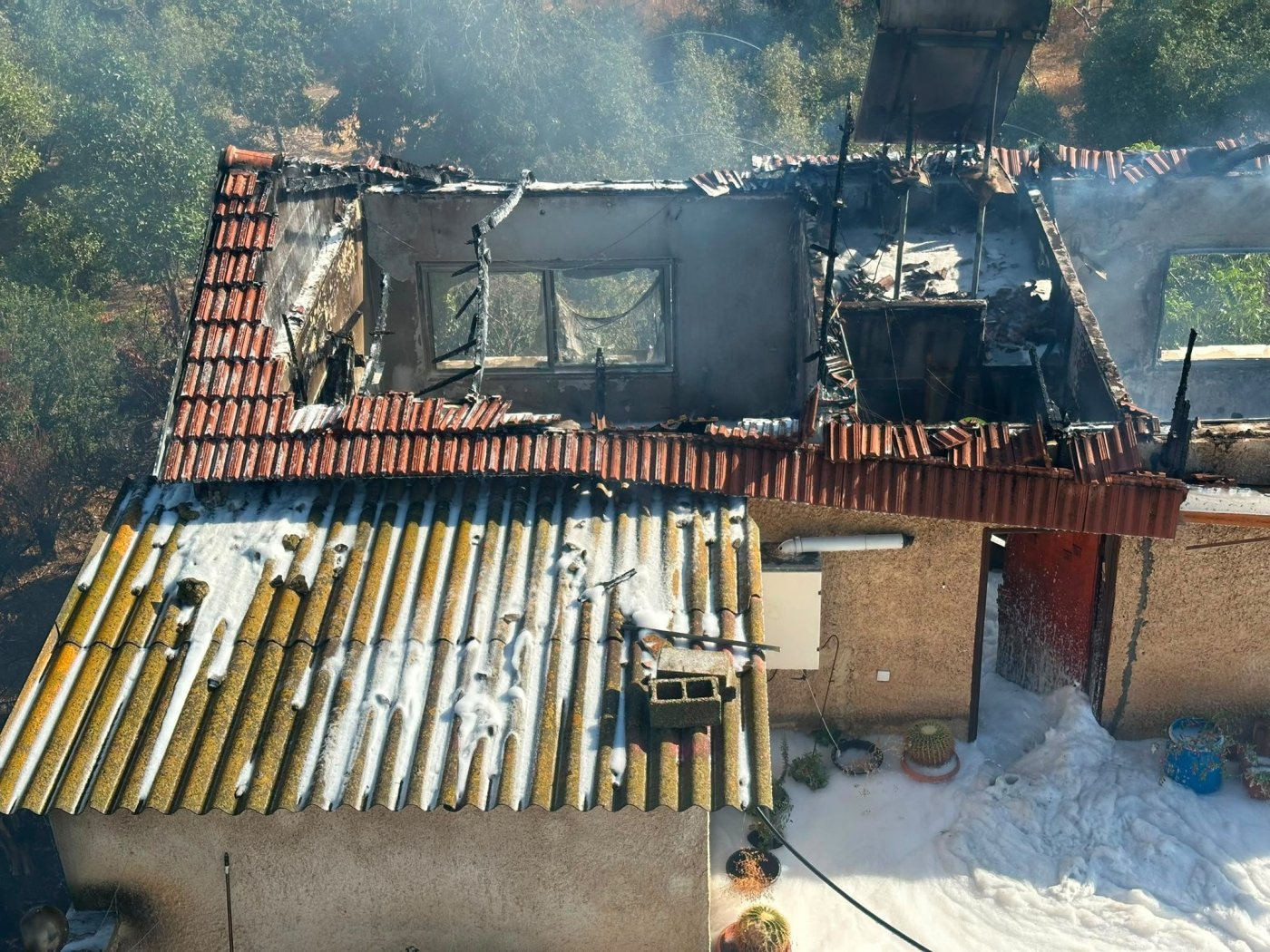 גג של בית פרטי בראשון לציון קרס בעקבות שריפה