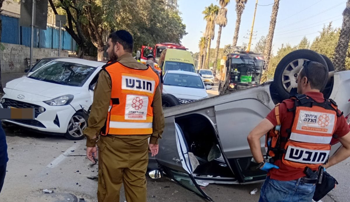 נהגת נפצעה בהתהפכות רכבה בחולון