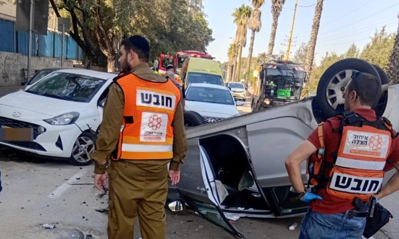 נהגת נפצעה בהתהפכות רכבה בחולון