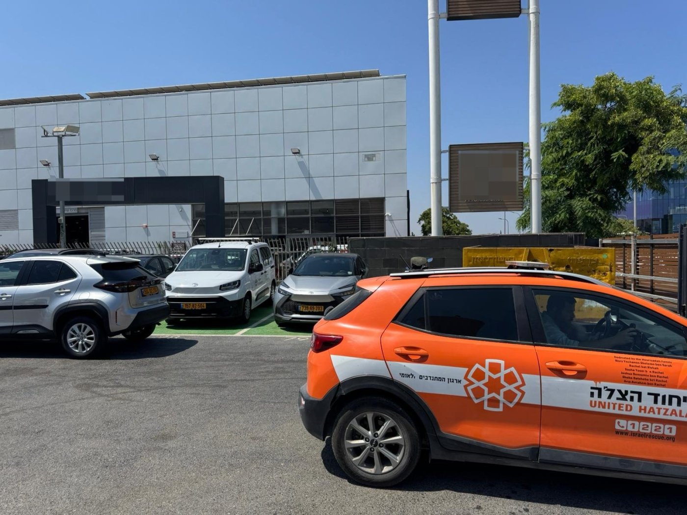 פועלים נפגעו במוסך בראשון לציון מרכב שנפל עליהם