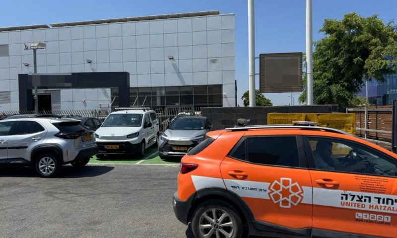 פועלים נפגעו במוסך בראשון לציון מרכב שנפל עליהם