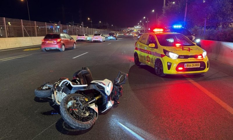 רוכב אופנוע נפצע בתאונה סמוך למחלף משה דיין