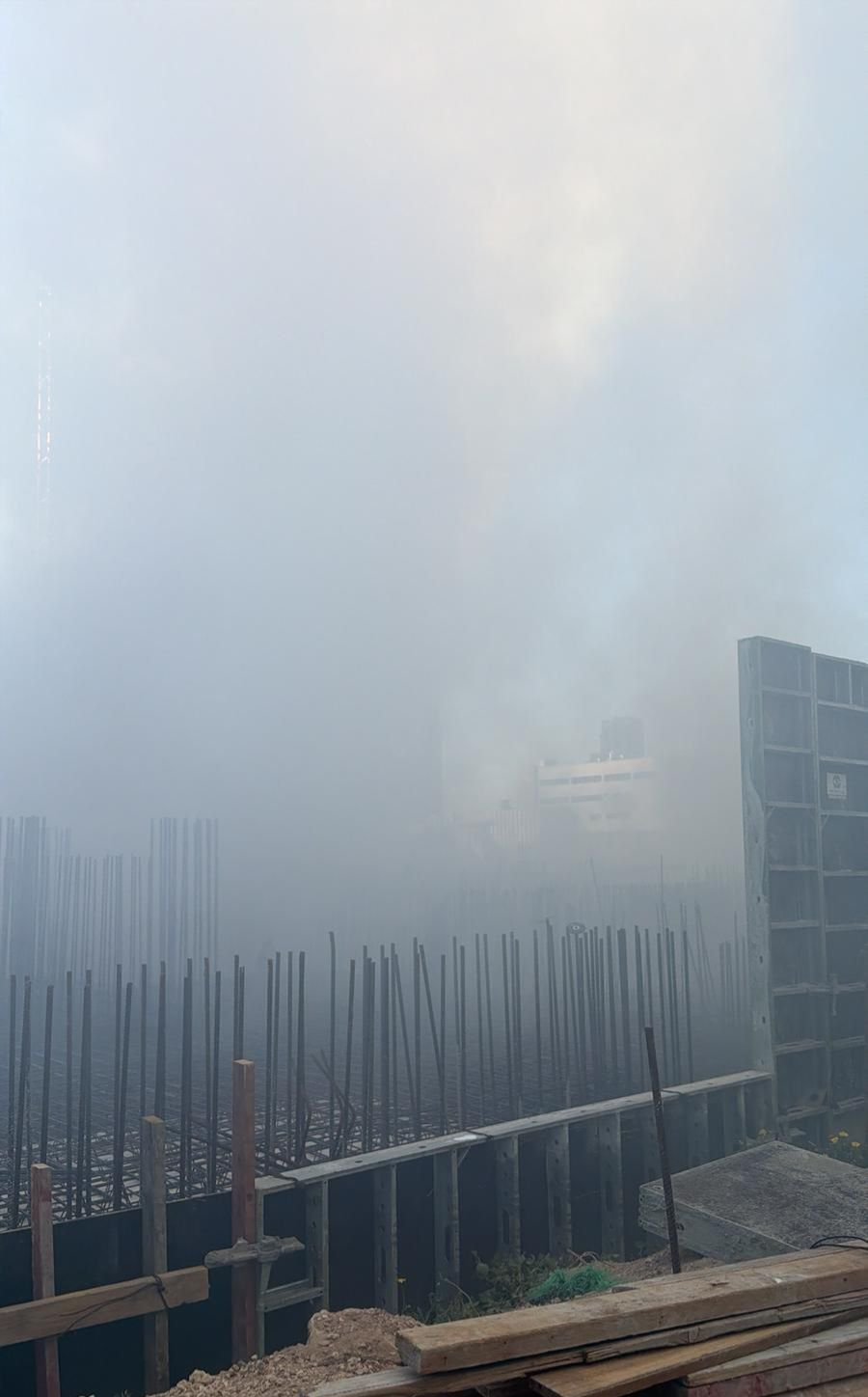 במהלך החג: שריפה גדולה באתר בנייה בבת ים