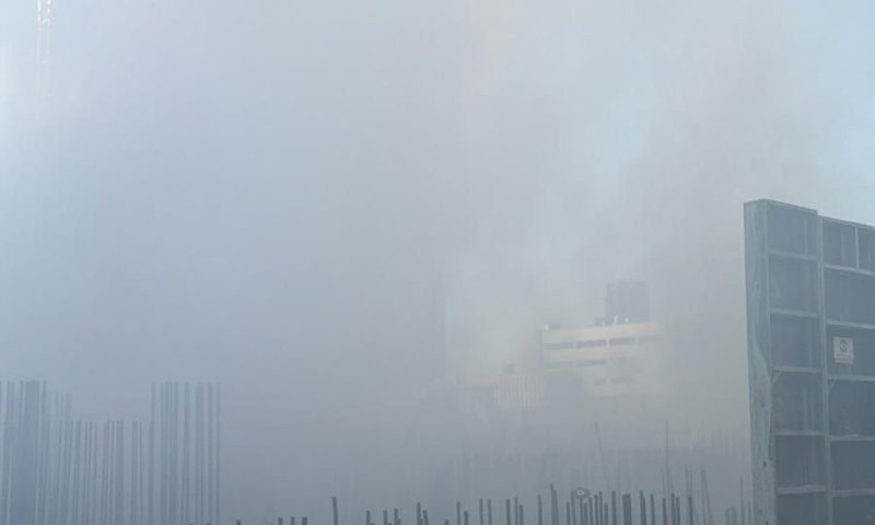 במהלך החג: שריפה גדולה באתר בנייה בבת ים