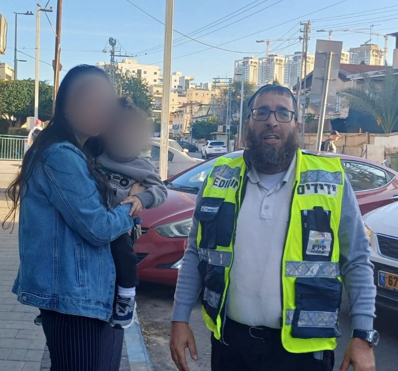 פעוט ננעל ברכב במרכז בת ים