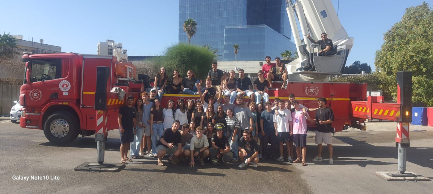 חניכי המכינה הצבאית ביקרו בתחנת הכיבוי בחולון