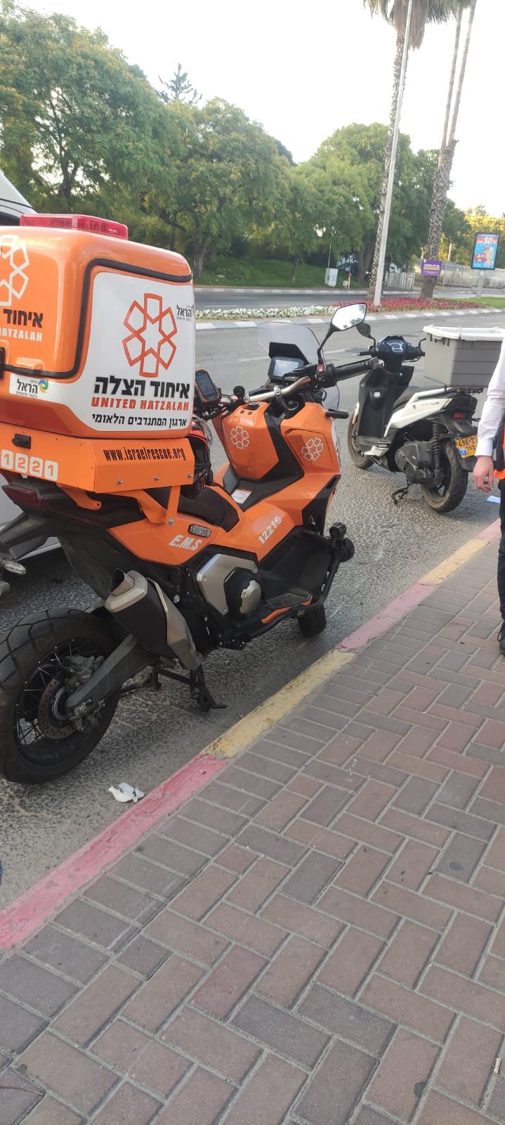 רוכב קטנוע נפצע בתאונה באזור התעשייה חולון