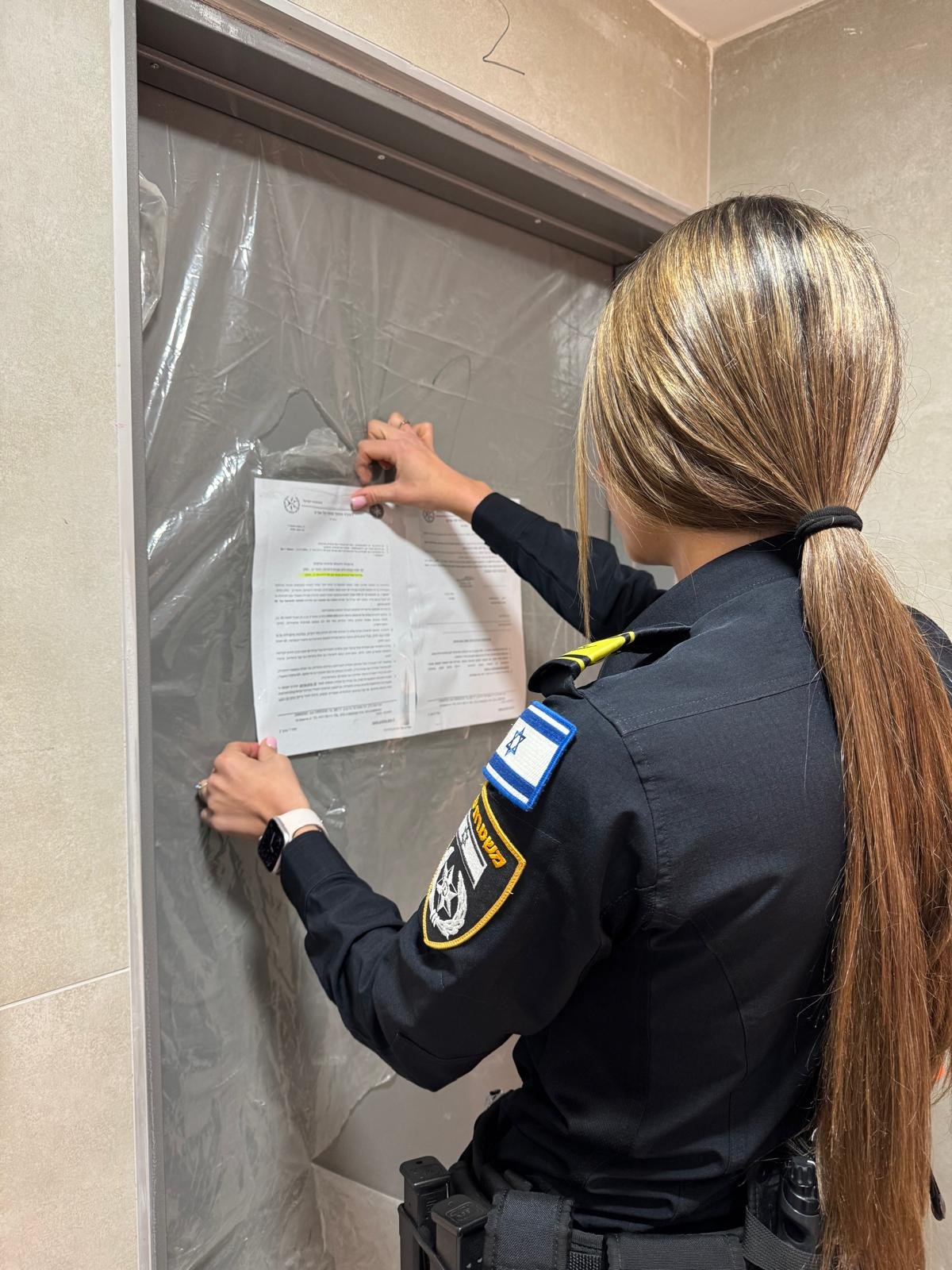 צו סגירה לדירה בחולון בה נתפסו 8 שב"חים