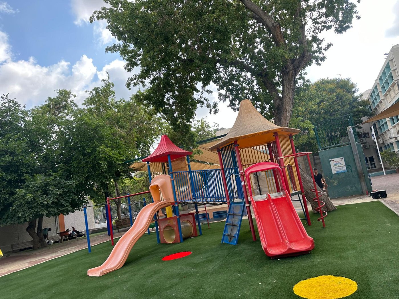 שיקום וטיפוח המדשאות במוסדות החינוך בחולון