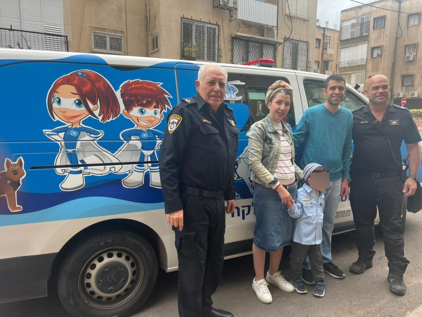 שוטרי חולון הגשימו חלום לילד יונתן שהפך לשוטר ליום אחד