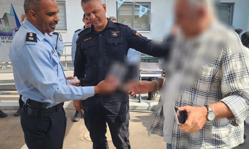 הוחזר לבעליו הטלפון שגנב תושב בת ים מנהג המונית בזמן נסיעה בכביש