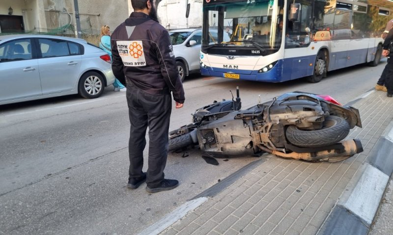 הולך רגל נפגע מאופנוע בחולון