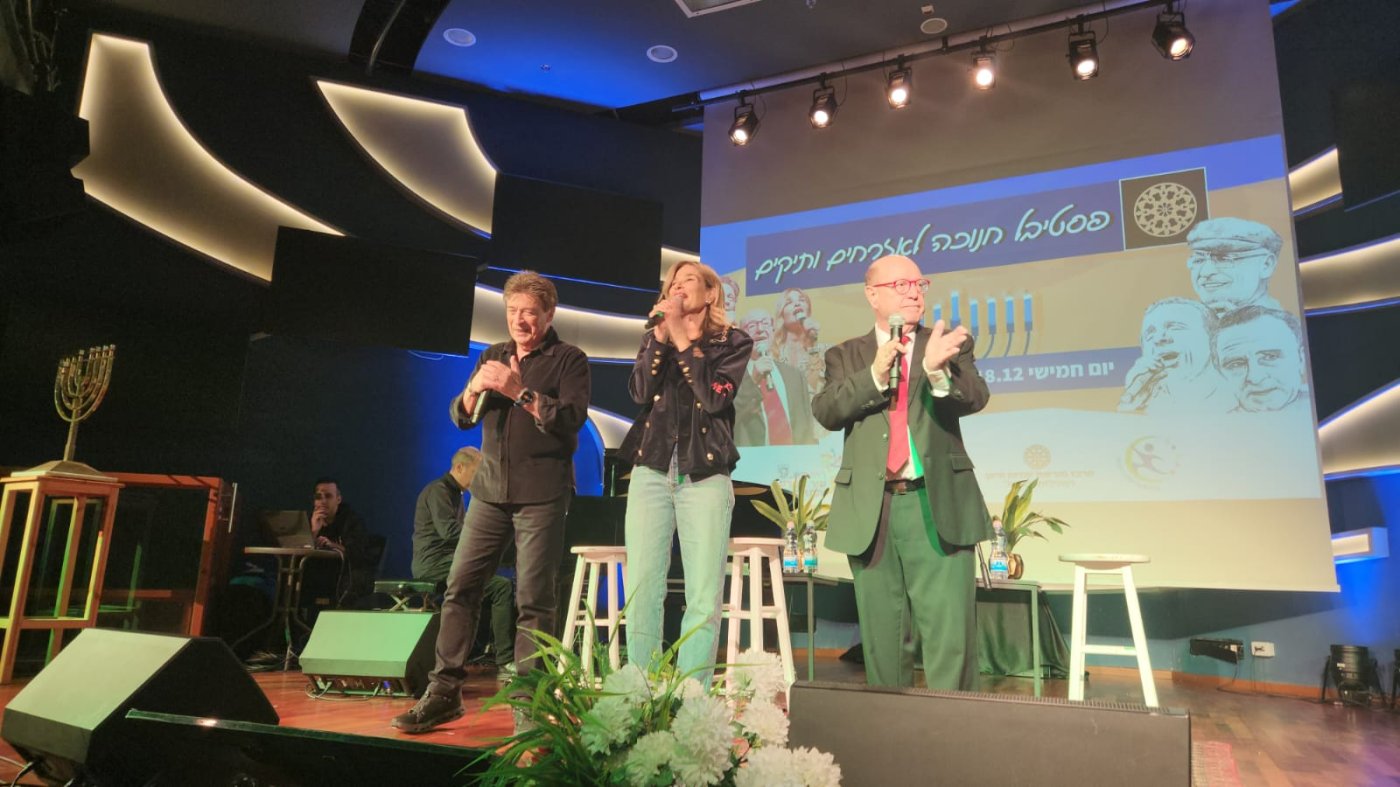 מחווה לזמר העברי ופעילויות גוף ונפש: מאות אזרחיות ואזרחים ותיקים לקחו חלק בפסטיבל חנוכה ראשון מסוגו ברחובות
