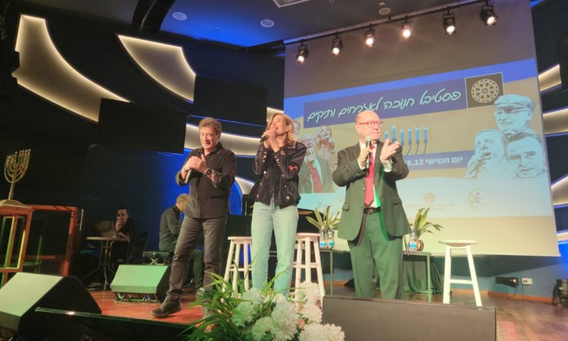 מחווה לזמר העברי ופעילויות גוף ונפש: מאות אזרחיות ואזרחים ותיקים לקחו חלק בפסטיבל חנוכה ראשון מסוגו ברחובות