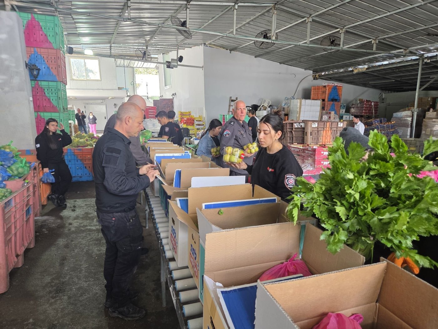 לוחמי האש של חולון ארזו סלי מזון בעמותת "ברכת הכהן" בבת ים