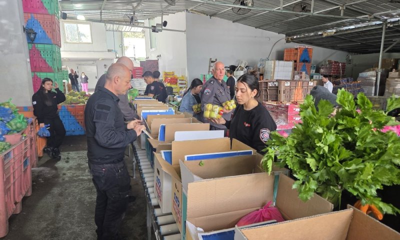 לוחמי האש של חולון ארזו סלי מזון בעמותת "ברכת הכהן" בבת ים